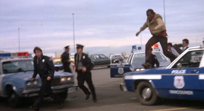 Shoot To Kill (1988) Sidney Poitier fbi agent jumping over cop car